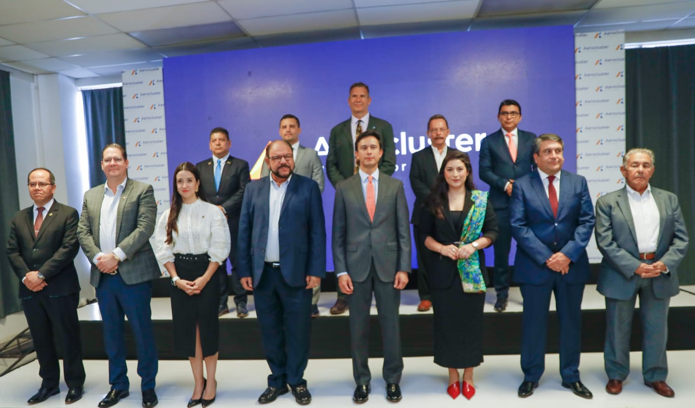 Firma de acuerdo de cooperacion aerocluster El Salvador